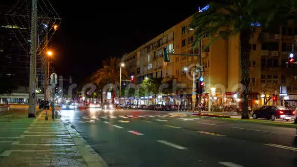 特拉维夫市中心的夜景4k镜头时间推移视频的预览图