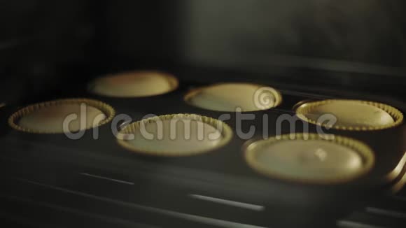 在烤箱里烤的纸杯蛋糕视频的预览图