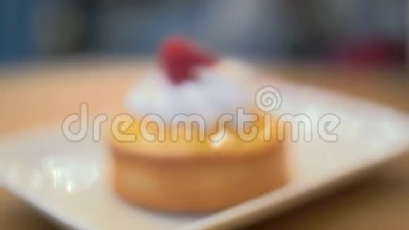 吃带有海绵蛋糕麦林果和覆盆子的餐厅甜点视频的预览图