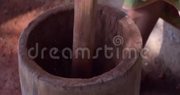 女人用手按在木桶里煮咖啡视频的预览图