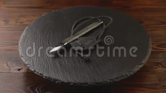 为木匠定制的手工制作的日本kiridashi标记刀用于旋转石板桌抛光表面视频的预览图