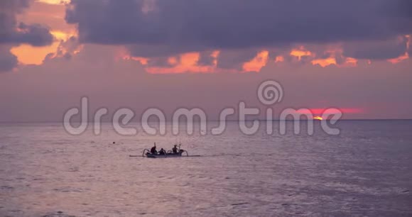 日落时的全景海景远处有渔船的海景视频的预览图