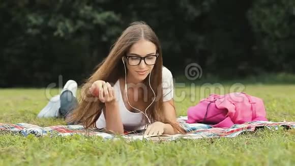 女孩吃苹果作为阅读视频的预览图