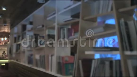 书在木架上视频的预览图