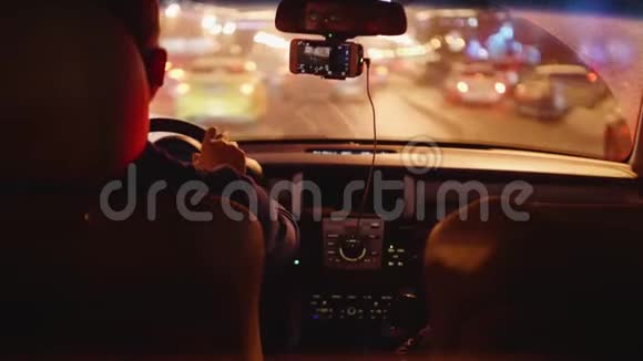晚上在公路上开了很长一段路司机把车停下来视频的预览图