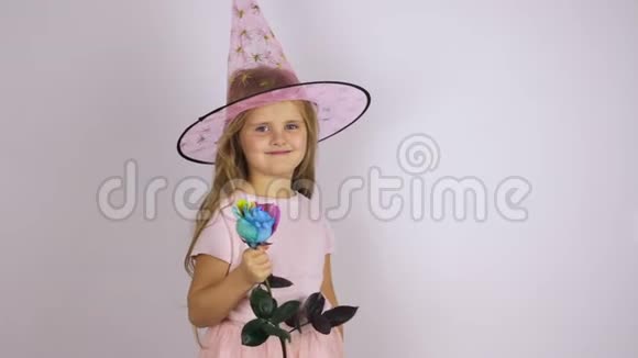 戴着狂欢帽的女孩嗅着玫瑰视频的预览图