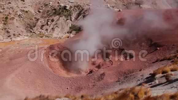 活泥火山喷出泥浆和气体视频的预览图