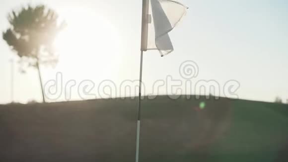 高尔夫球场上的白旗视频的预览图