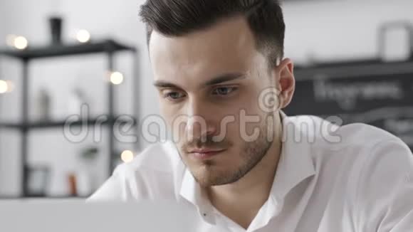 年轻商人在笔记本电脑上的成功规划视频的预览图