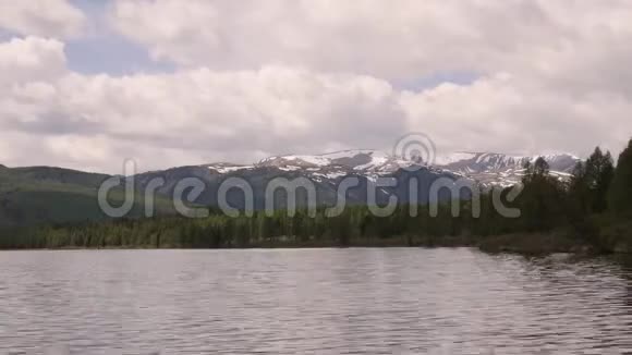 在山湖上快速漂浮的云的时间推移视图视频的预览图