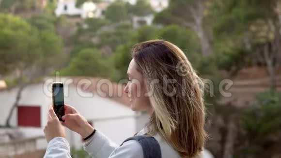 旅游女孩拍摄风景自然视频的预览图
