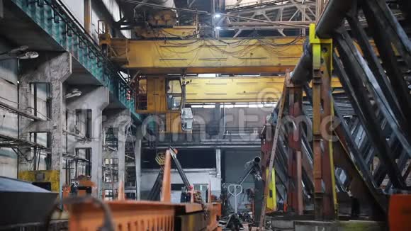 一台起重机正在远处的工厂里工作吊钩被降低了视频的预览图