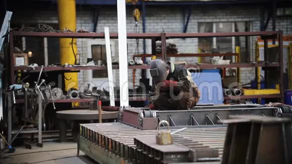 一名男子在防护装置中进行焊接工作工厂视频的预览图