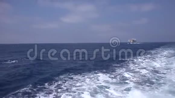 游轮渡轮帆船海上旅行船唤醒泡沫波浪旅行海滩视频的预览图