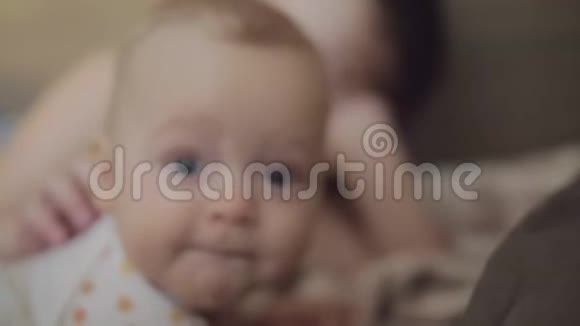 七个月大的蓝眼睛女婴的家庭画像视频的预览图