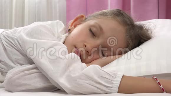 4K醒儿童肖像睡在床上睡小女孩脸卧室视频的预览图