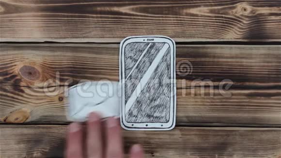 木头上的信件和智能手机视频的预览图