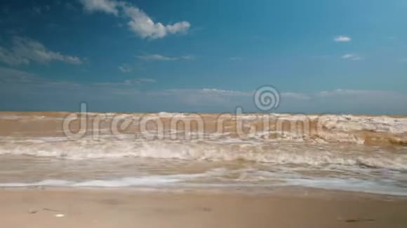 大海是暴风雨的有粘土的颜色美丽的天空在阿佐夫海上空视频的预览图