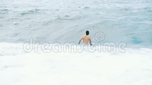 男性游客潜入大海浪头很长动作很慢视频的预览图