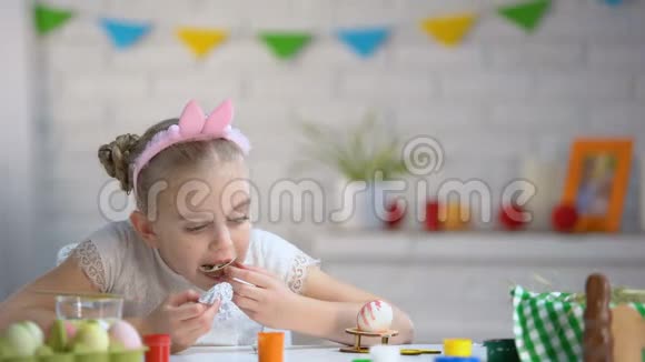 小女孩偷偷吃巧克力蛋童年准备复活节视频的预览图