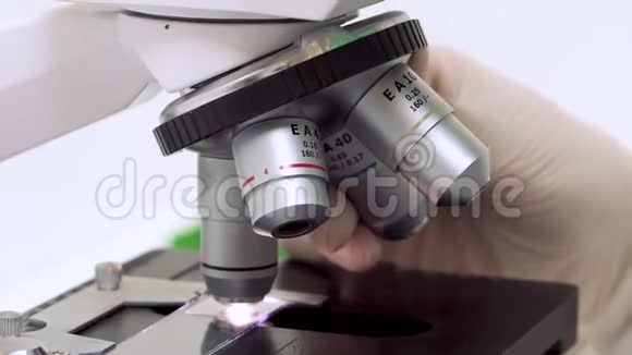 科学家调整显微镜物镜以获得更好的放大视频的预览图