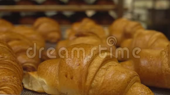 美味可口的糕点牛角面包放在托盘上糖果制作背景复印空间面包店视频的预览图