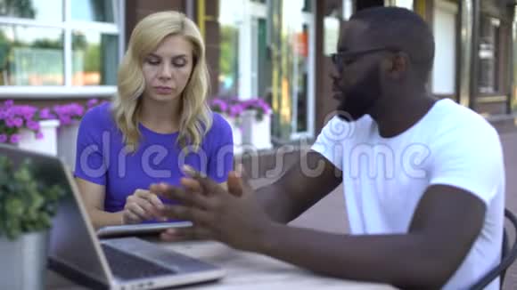 女雇主在咖啡厅与男性申请人进行面谈沟通视频的预览图