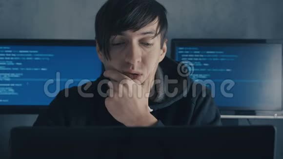 疲惫的电脑开发者和黑客正在他的电脑上工作到深夜感觉工作过度网络安全和视频的预览图