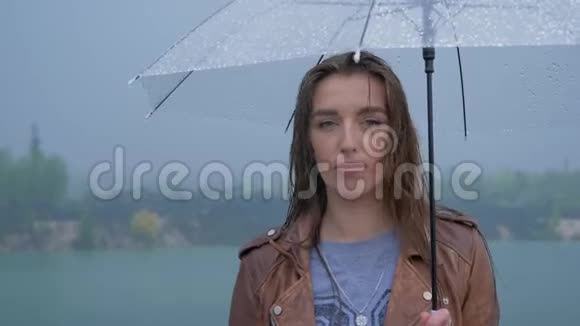 雨中伞下的少女画像视频的预览图