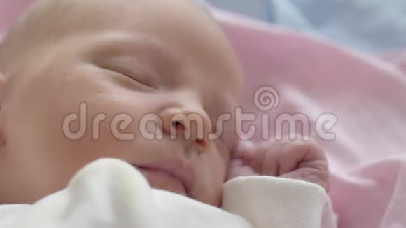 微笑着触摸熟睡的女婴的嘴唇视频的预览图