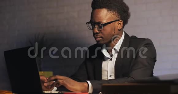 愤怒的非裔美国商人在办公室工作在深夜笔记本电脑他完成了工作视频的预览图