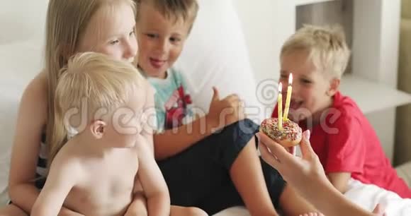 小男孩用蛋糕和朋友庆祝他的生日视频的预览图