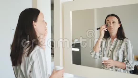 那个女人下班前在镜子前化妆视频的预览图