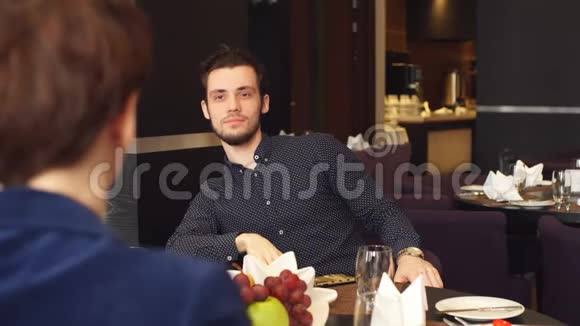 活跃的男人和女人在餐馆吃商务晚餐视频的预览图