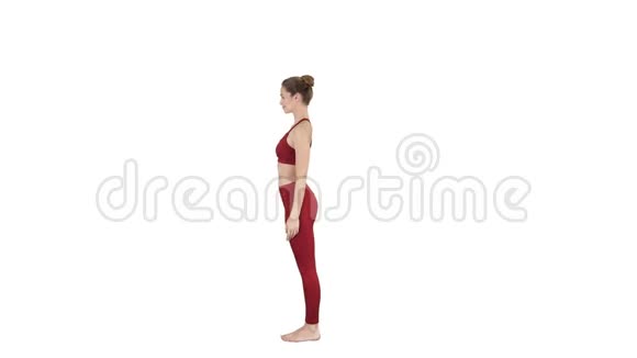 图拉丹达萨纳或平衡棍球是一种高级瑜伽姿势由美丽的瑜伽女人在白色背景视频的预览图