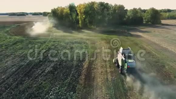 两台联合收割机收集成熟小麦的鸟瞰图收获粮田视频的预览图