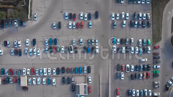 空中射击楼下有很多车购物或商务中心停车很多被占领的地方机动化视频的预览图
