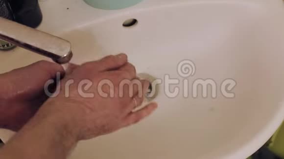 在黄色浴室的洗手池里洗手视频的预览图