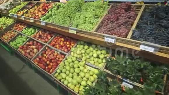 许多不同的水果在商店的货架上摄像机沿着机架视频的预览图