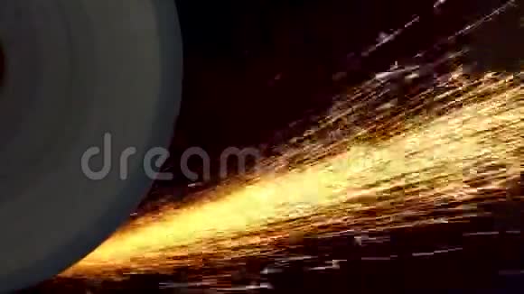 从磨床上射出的明亮火花在黑色背景上视频的预览图