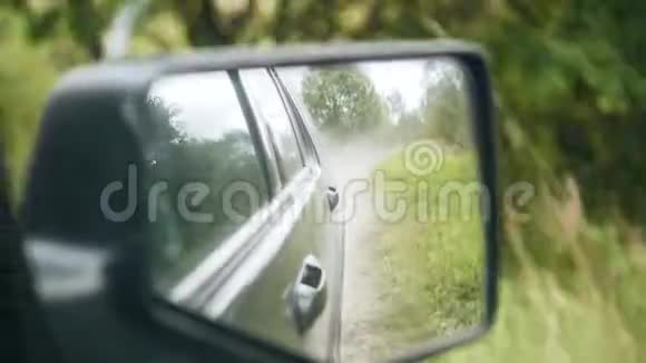 这辆车沿着乡间小路行驶通过后视镜查看视频的预览图