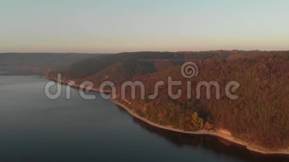 巴科塔湖从无人驾驶飞机附近山区视频的预览图