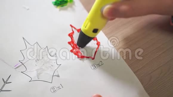 特写男孩的手使用3D笔他用红色ABS塑料制造一片植物叶子视频的预览图