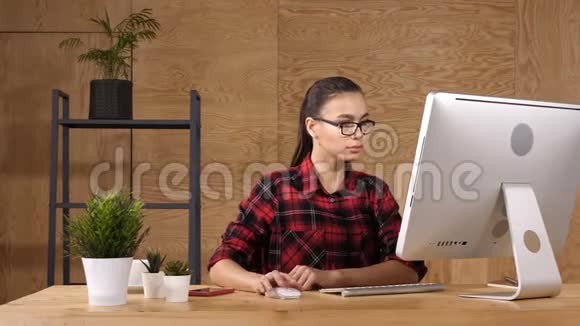 年轻的穿着休闲的现代学生在电脑上工作视频的预览图