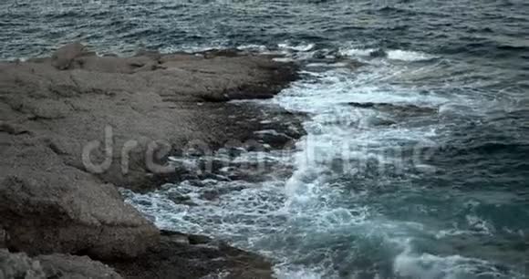 海浪的海洋或海洋的颜色幻影蓝正在撞击岩石黑暗而不祥的夜晚视频的预览图