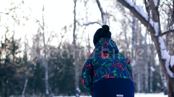 少年在冬天的森林里撒雪视频的预览图