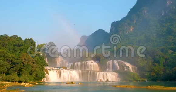 美丽的瀑布班乔克瀑布或德天瀑布是中国边境曹邦和大新县的地标视频的预览图