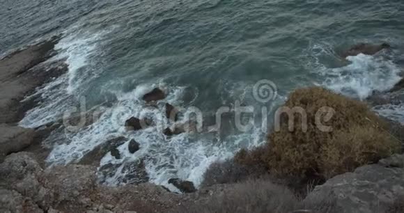 幻蓝之海拍打海岸征服陆地漆黑阴沉的傍晚险恶的气氛视频的预览图
