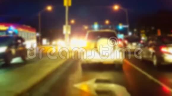 夜间在城市十字路口向左转效果很好市区街左转弯车道的司机视点视频的预览图
