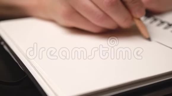 女人用铅笔在素描本上素描快关门滑块运动视频的预览图